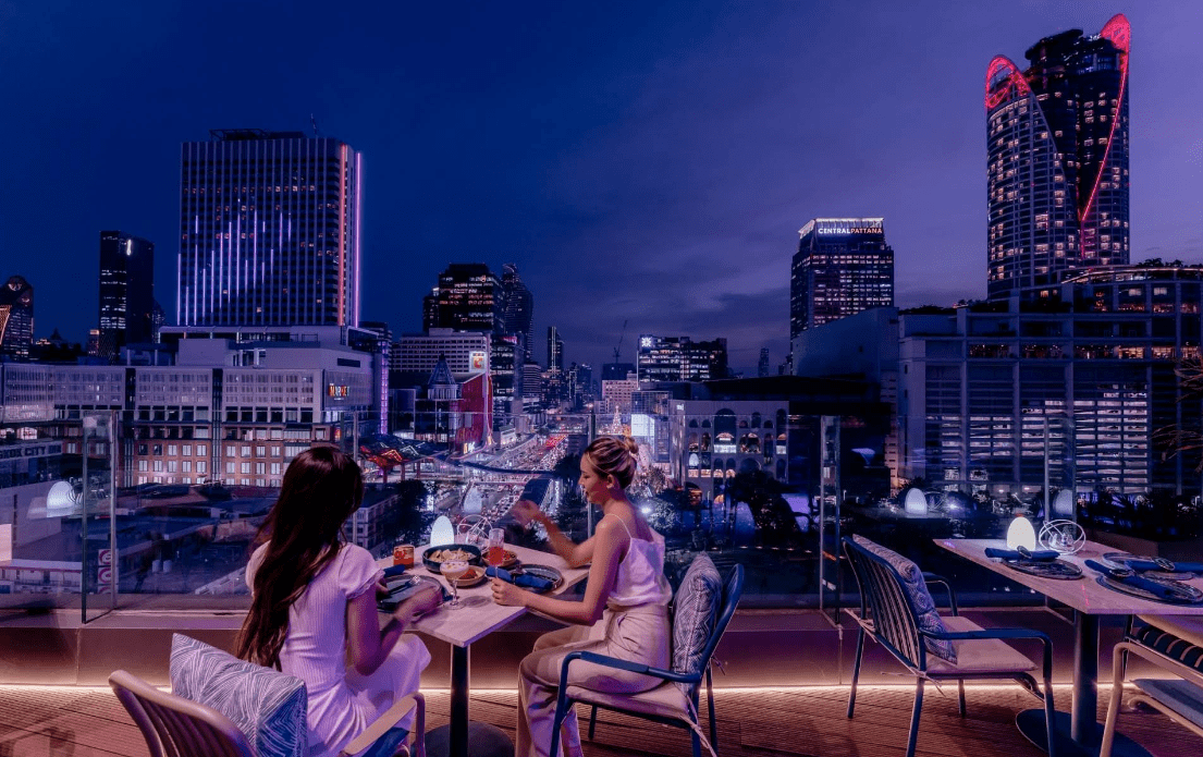 View Bangkok – Farverig rooftop med udsigt, beats og street food vibes