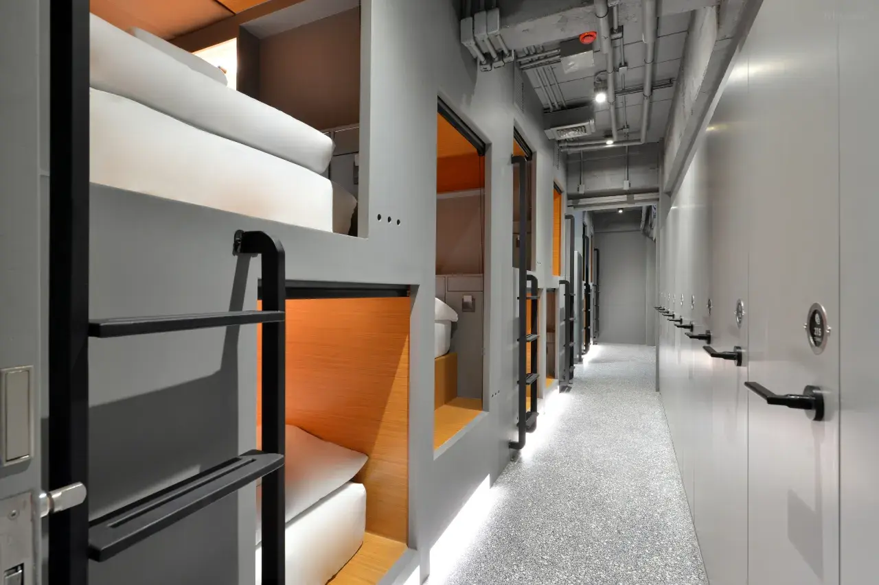 Tiang Capsule – Moderne capsule-hostel med futuristisk design og maksimal privatliv midt i Bangkok