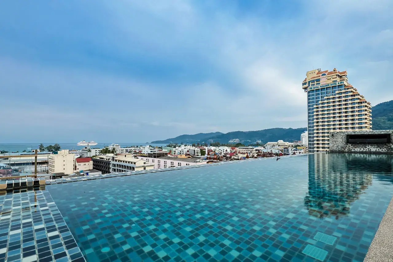 The Gig Hotel Phuket – Moderne hotel med spa og rooftop pool midt i livlige Patong