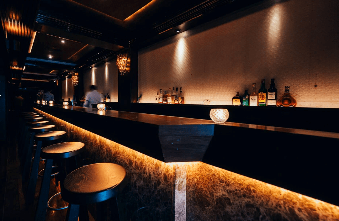 Alonetogether – Jazz, cocktails og skjult charme i hjertet af Bangkok