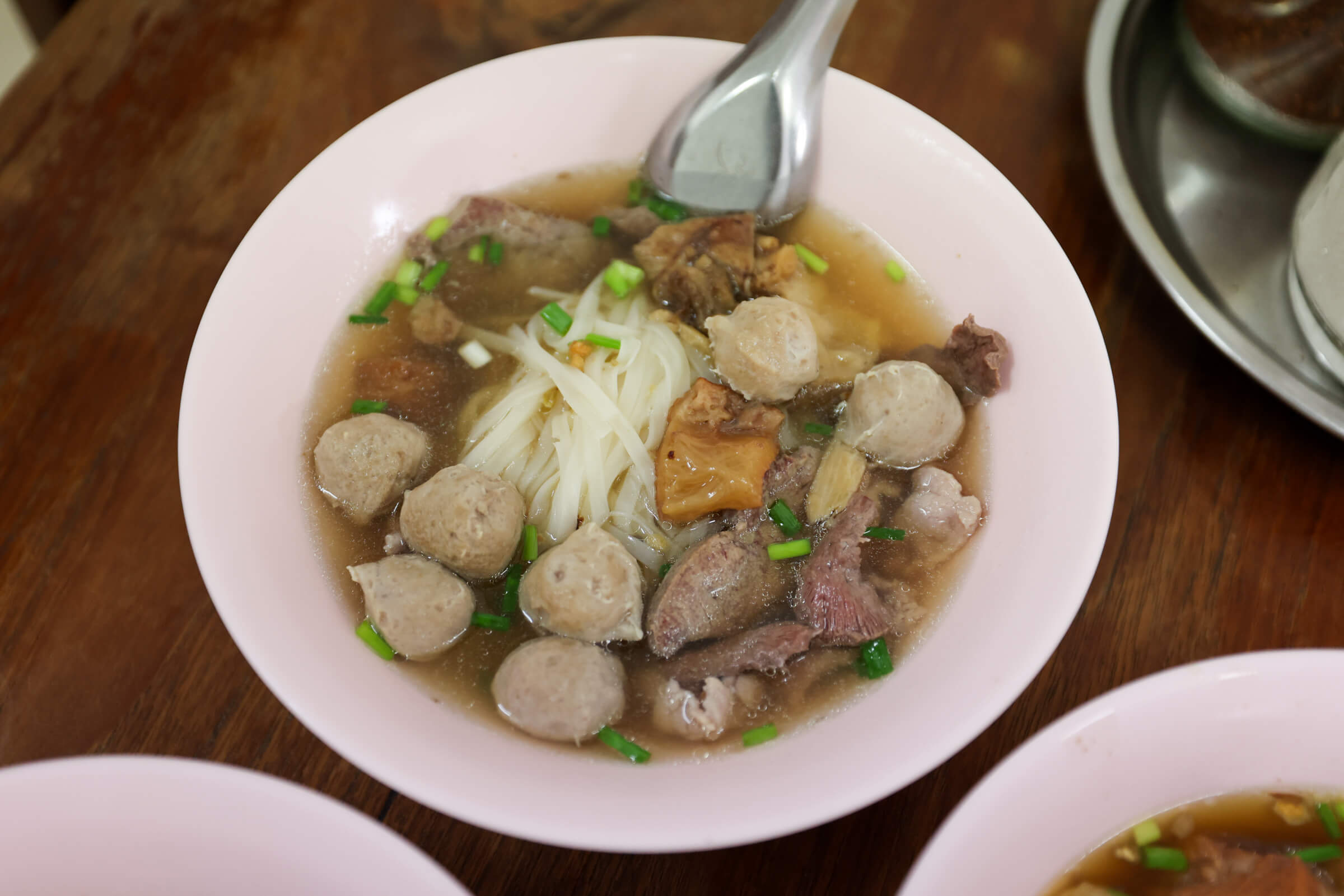 O Cha Rot Beef Noodle – Lokal nudelsuppe med dyb smag og kultstatus i Phuket Town