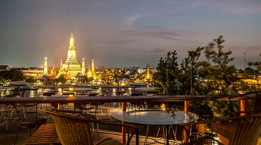 Eagle Nest Rooftop Bar – Udsigt til Wat Arun med cocktail i hånden
