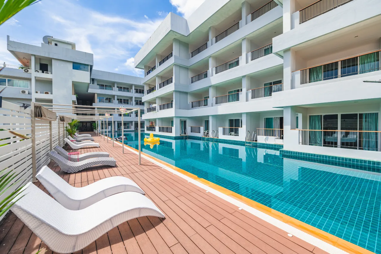 Casa Del M – Familievenligt resort med udsigt, pool og ro tæt på Patong