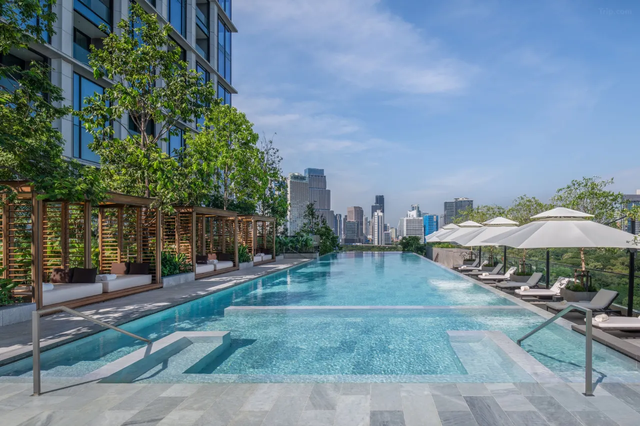 The Ritz-Carlton Bangkok – Skyhøj luksus og diskret elegance i hjertet af byen
