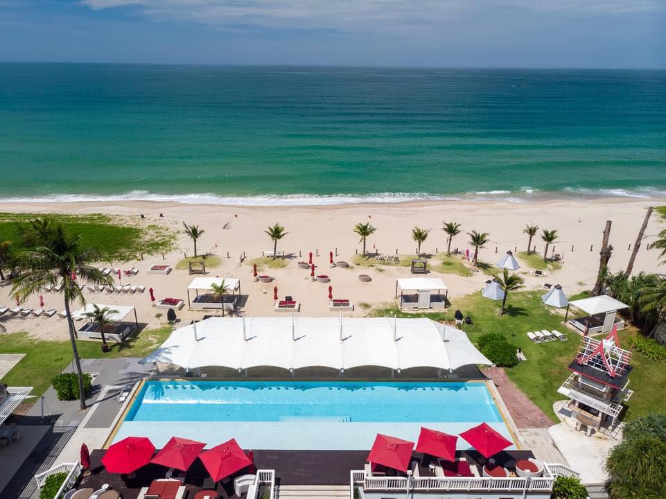 Xana Beach Club – Sol, pool og stil på Bang Tao Beach