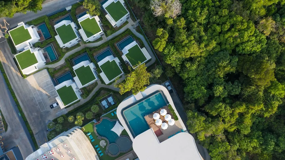 Utopia Naiharn – Moderne villaophold med pool og fredelig beliggenhed tæt på Nai Harn Beach