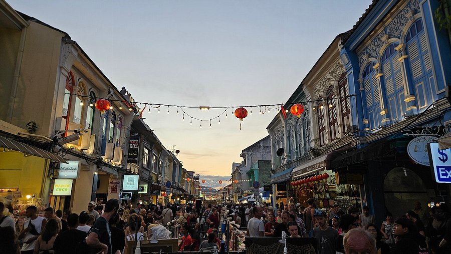 Sunday Walking Street Market (Lard Yai) – Det hyggeligste natmarked i Phuket Town