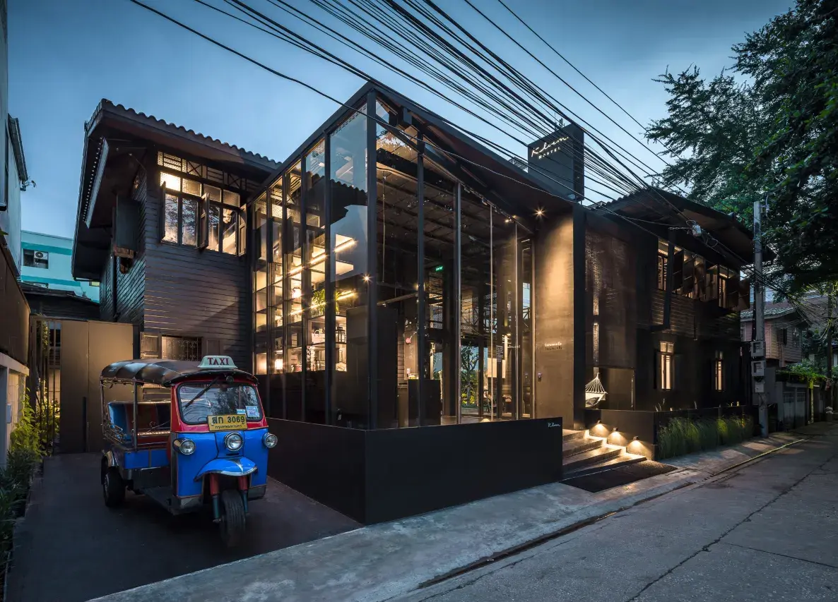 Kloem Hostel – Naturinspireret designhostel med ro, æstetik og grønne omgivelser i Bangkok