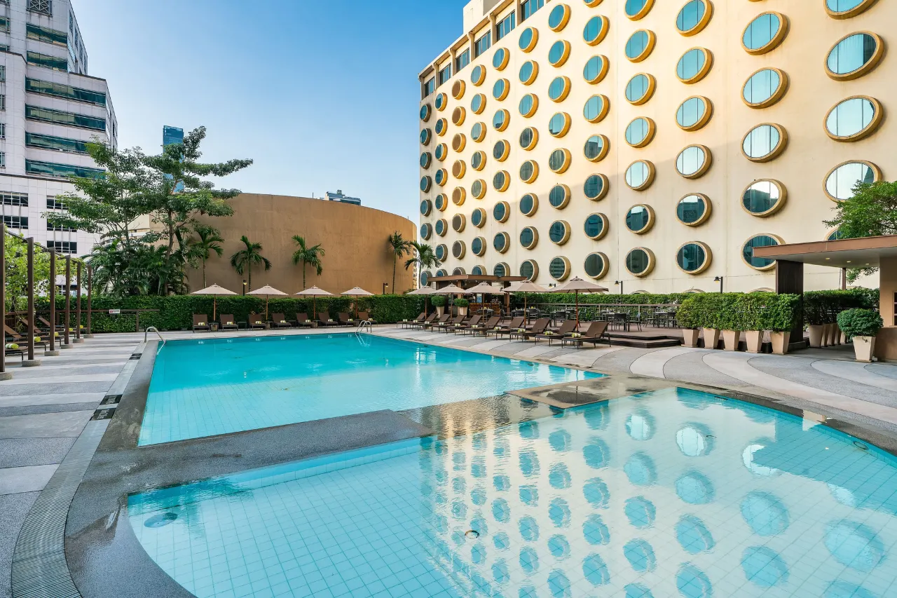 Holiday Inn Bangkok Silom – Familievenligt hotel med pool og god plads tæt på floden og byens oplevelser