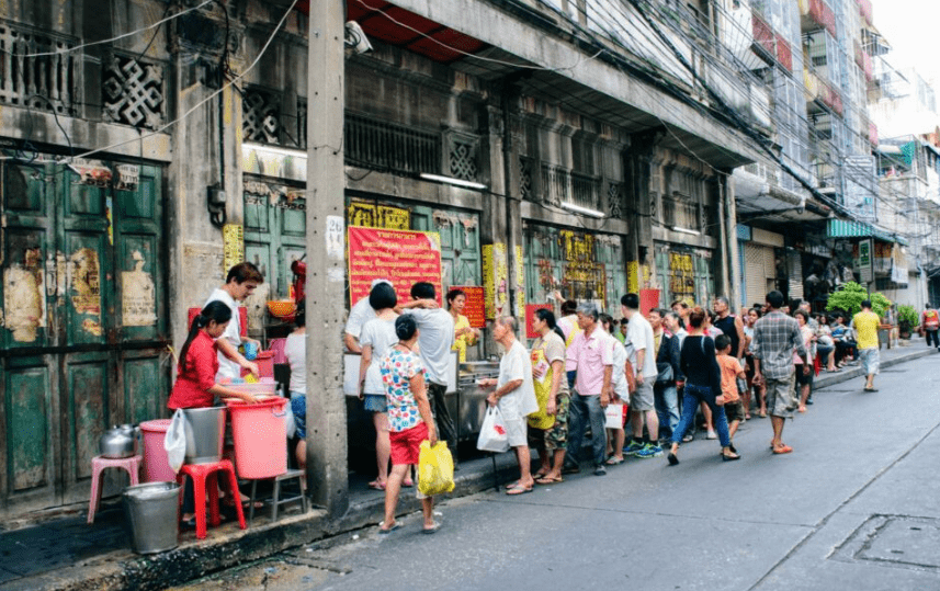 Jek Pui – Curry rice på plastikstol og asfalt i Chinatown