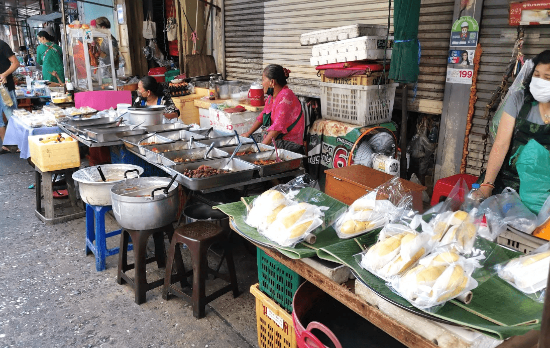 Trok Mo – Gemt street food-gade midt i det gamle Bangkok