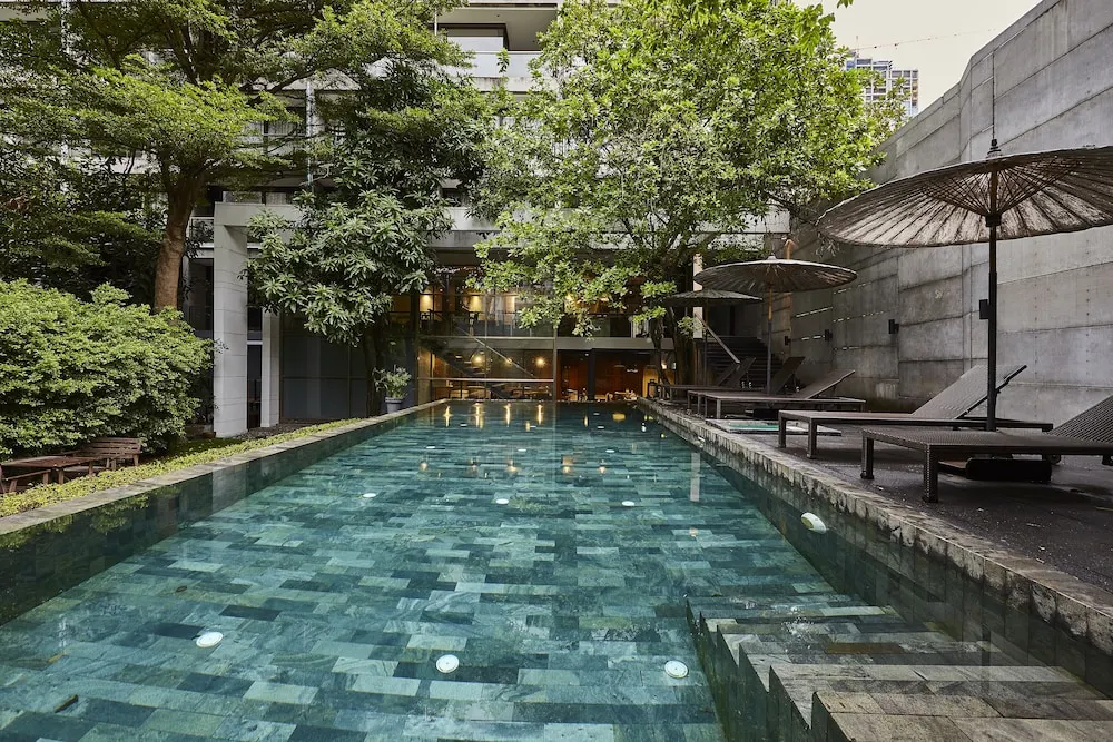 LUXX Langsuan – Urban boutiquehotel med minimalistisk design og ro i hjertet af Bangkok