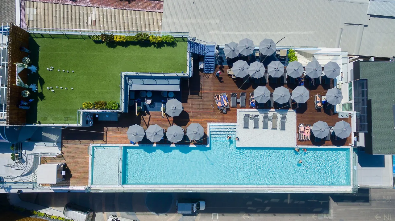 Hotel Clover Patong Phuket – Moderne hotel med spa og rooftop pool tæt på strand og shopping