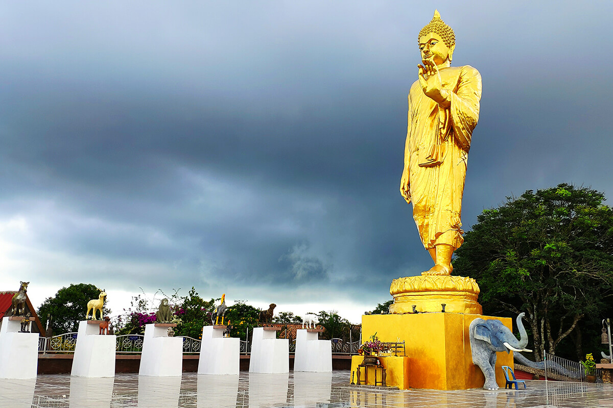 Pra Buddha Dīpankara – Fredeligt tempel med imponerende buddha og havudsigt
