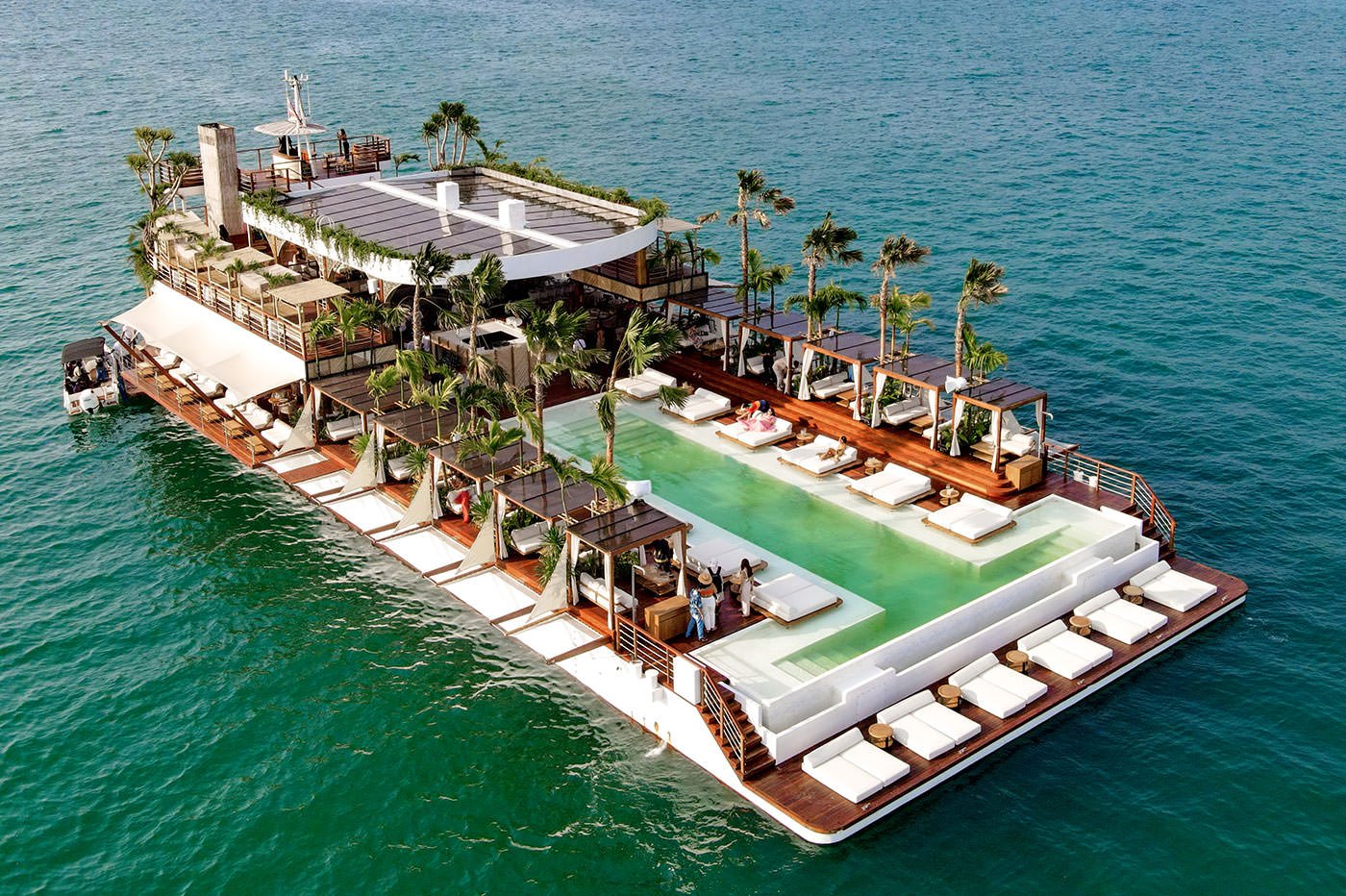 Yona Floating Beach Club – Thailands første flydende strandklub