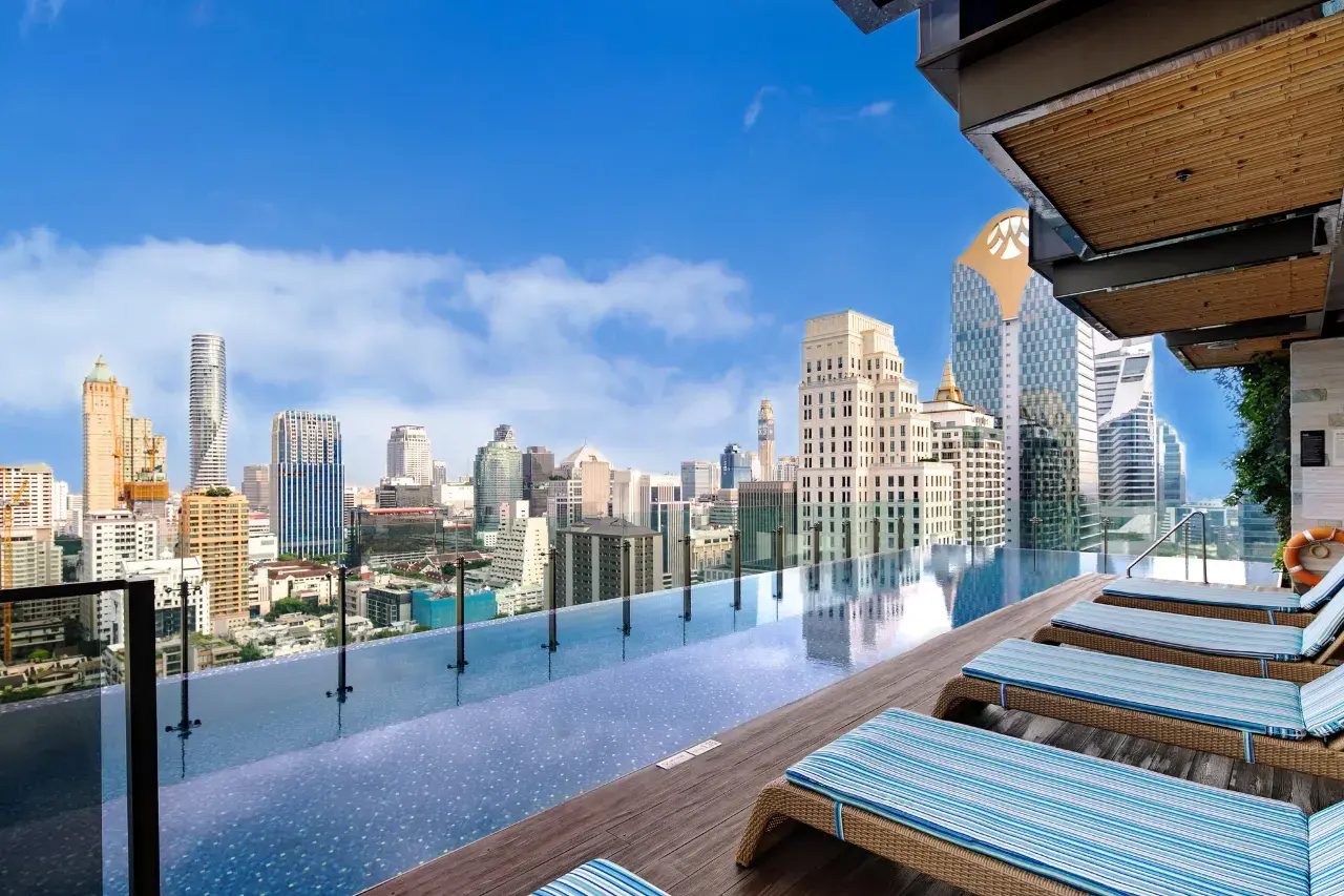 Hotel Indigo Bangkok Wireless Road by IHG – Kreativt boutiquehotel med farver, kunst og skyline-udsigt