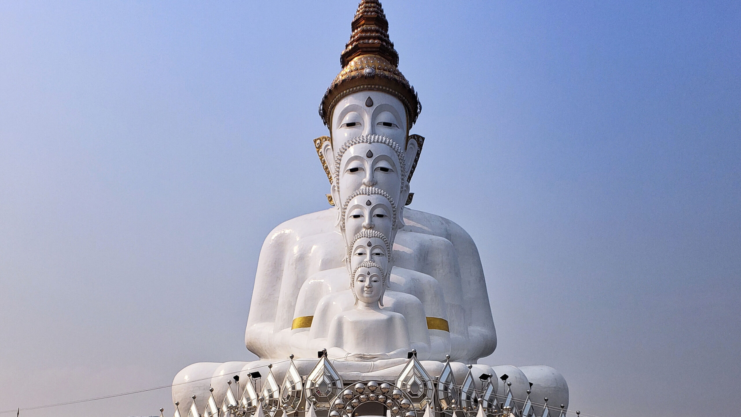 Wat Pha Sorn Kaew – Det farverige tempel i bjergene