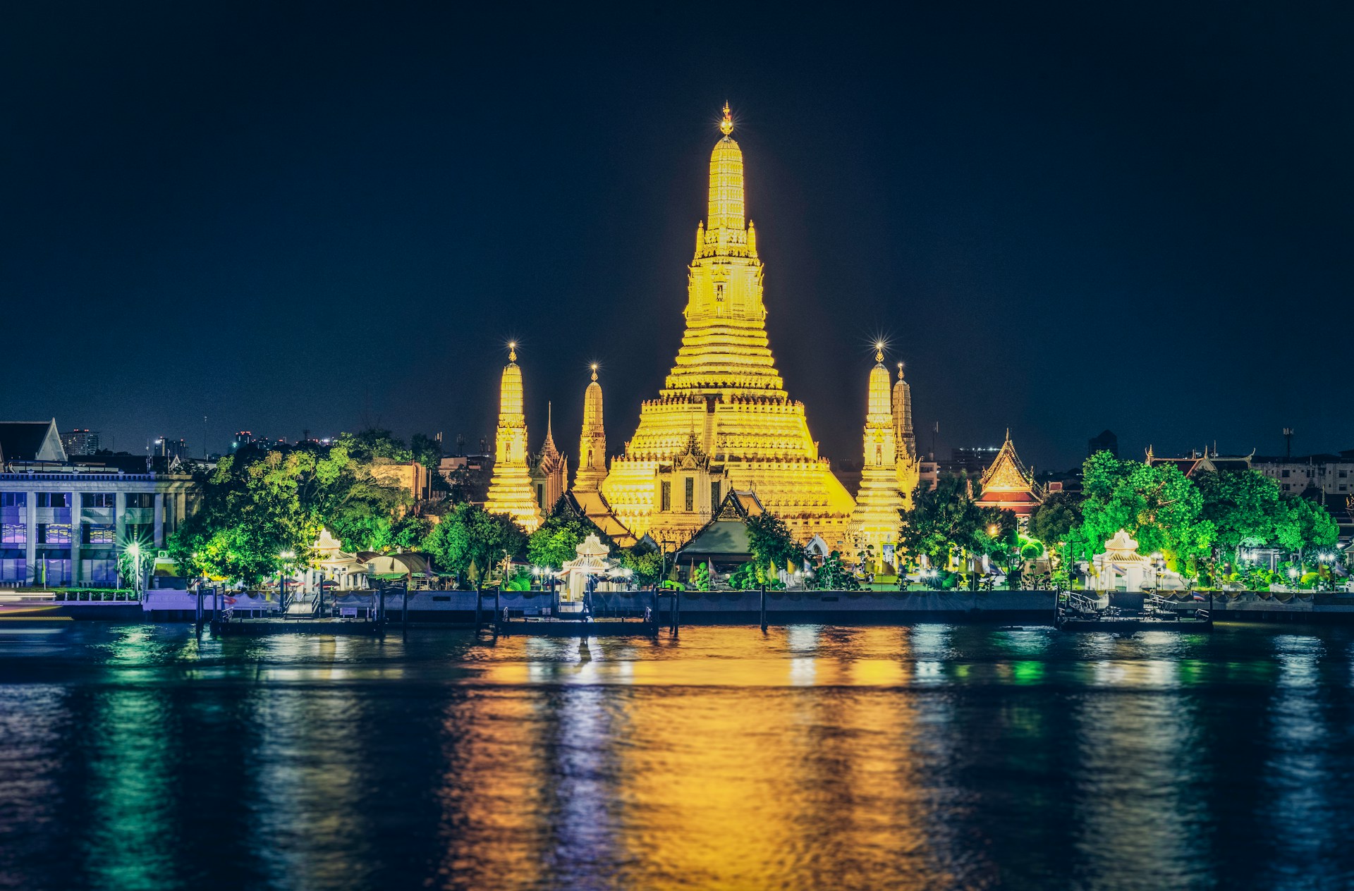 Wat Arun – Magisk udsigt fra flodens modsatte side ved solnedgang