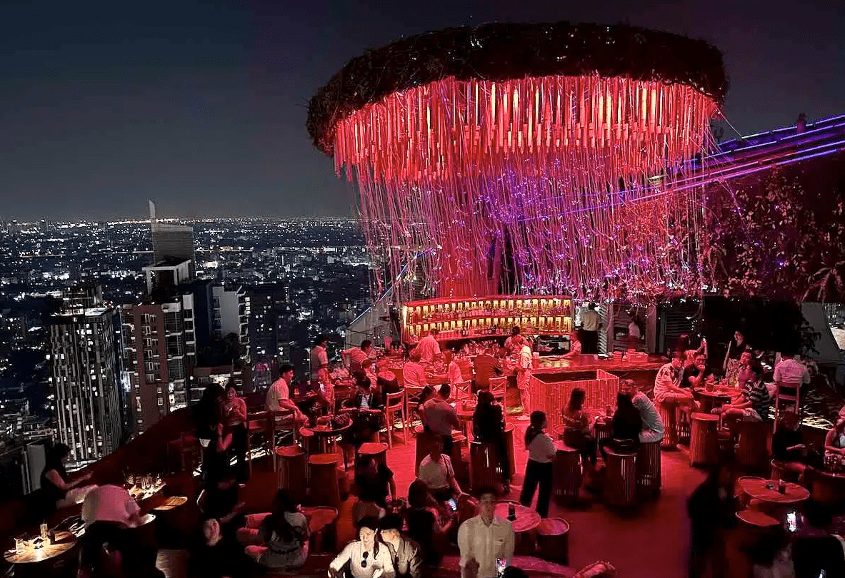 Tichuca Rooftop Bar – Tropisk jungle i højden med Bangkoks vildeste lysshow